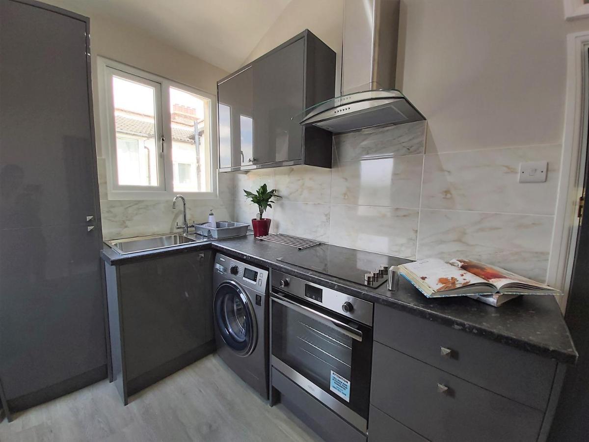 Ferienwohnung Beautifully Renovated 2 Bed Flat - Close To Beach Southend-on-Sea Exterior foto